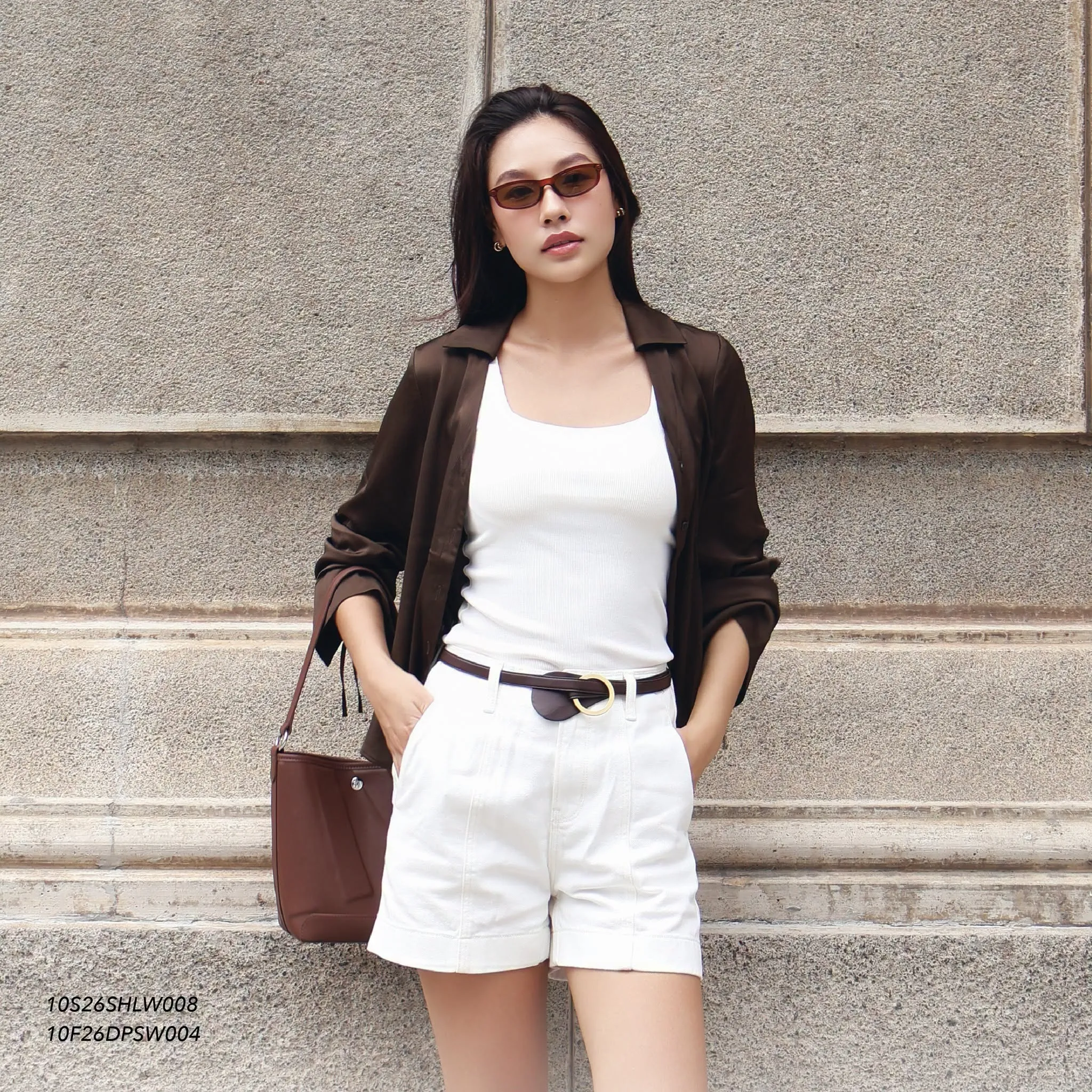 Áo tank top trắng, sơ mi nâu và short trắng tạo diện mạo thời thượng, phóng khoáng cho nàng check in tại Vĩnh Hy