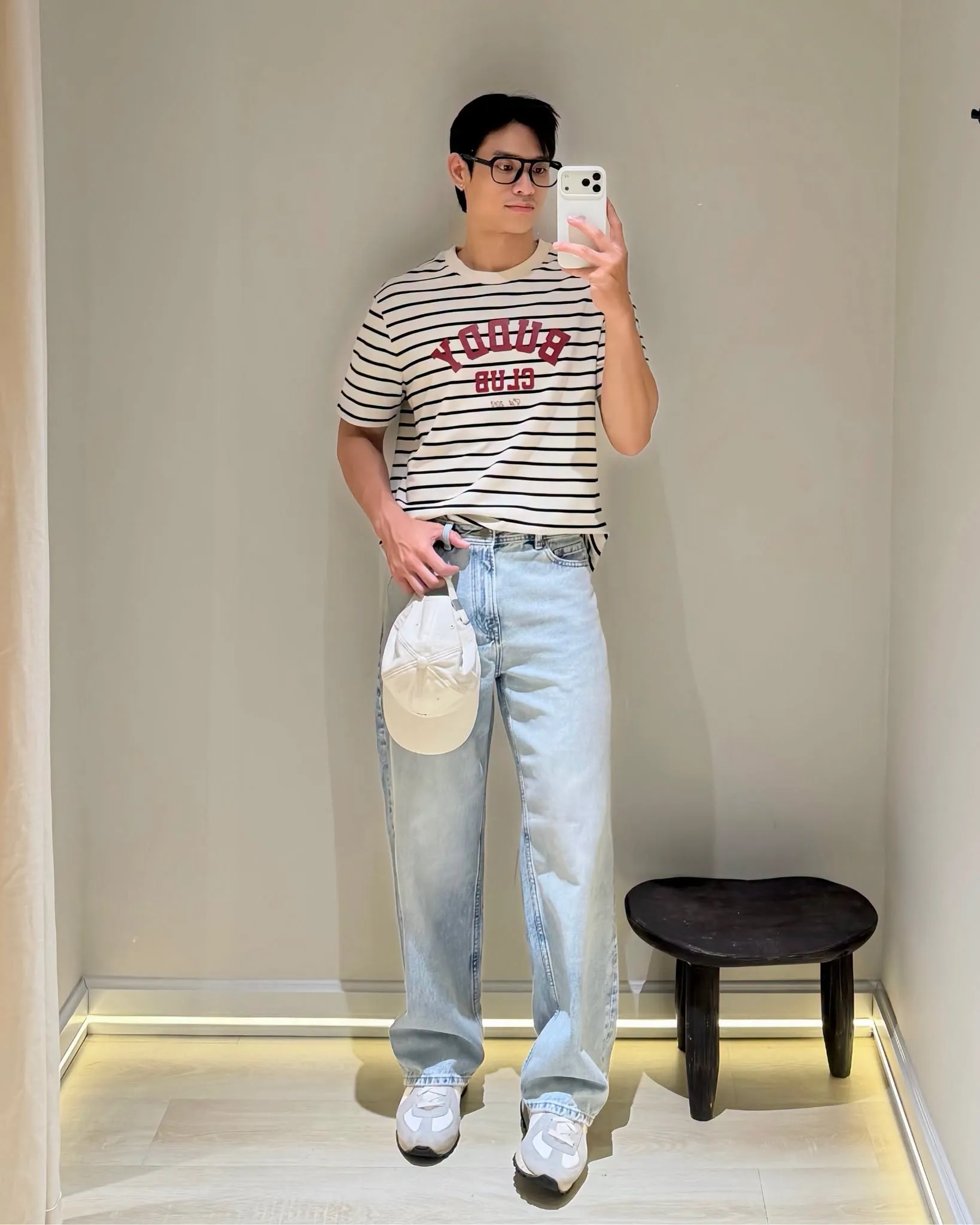 Áo thun kẻ sọc phối cùng jeans xanh sáng tạo nên diện mạo trẻ trung