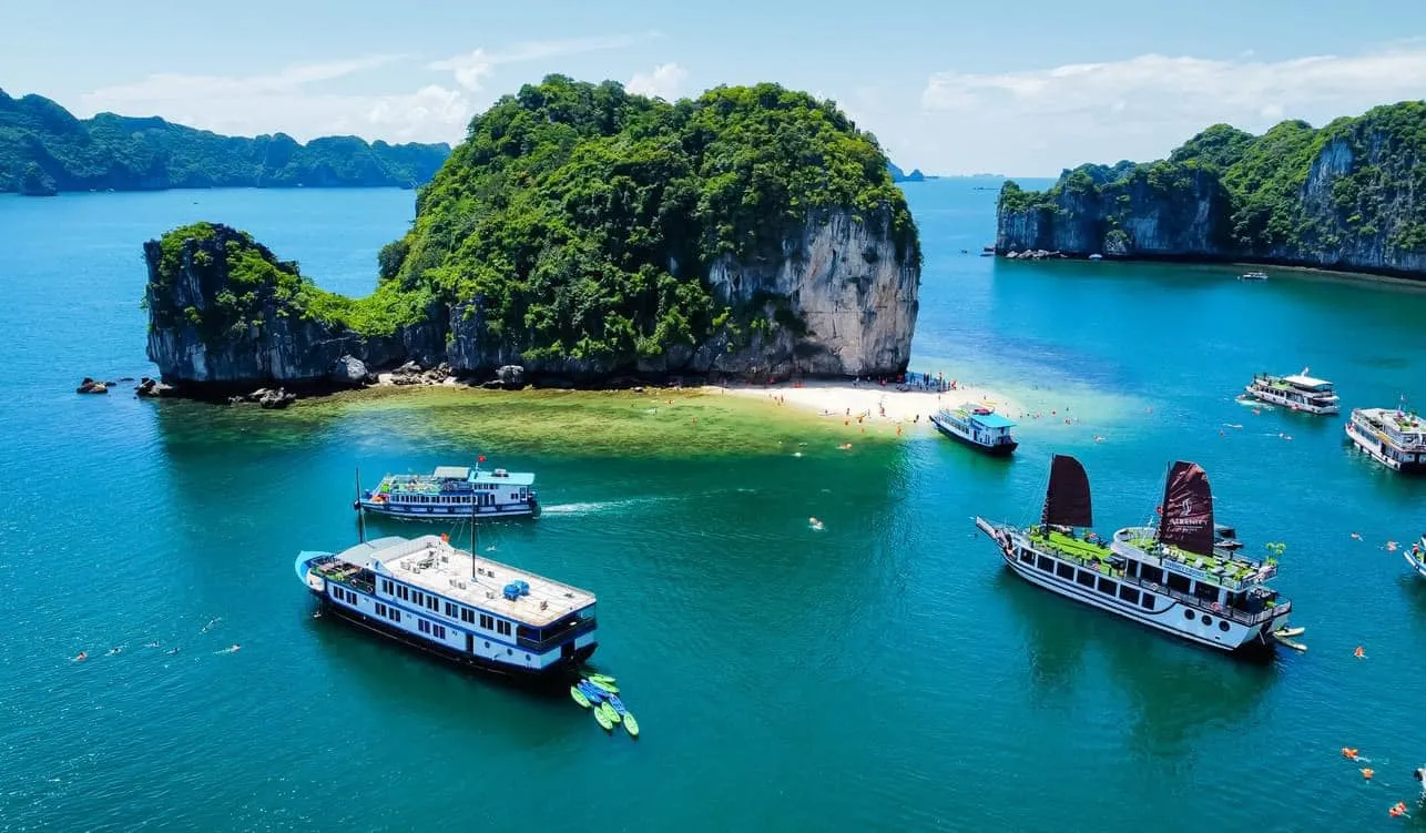 Vịnh Lan Hạ nổi bật nhờ làn nước xanh trong và những đảo đá vôi nằm giữa biển