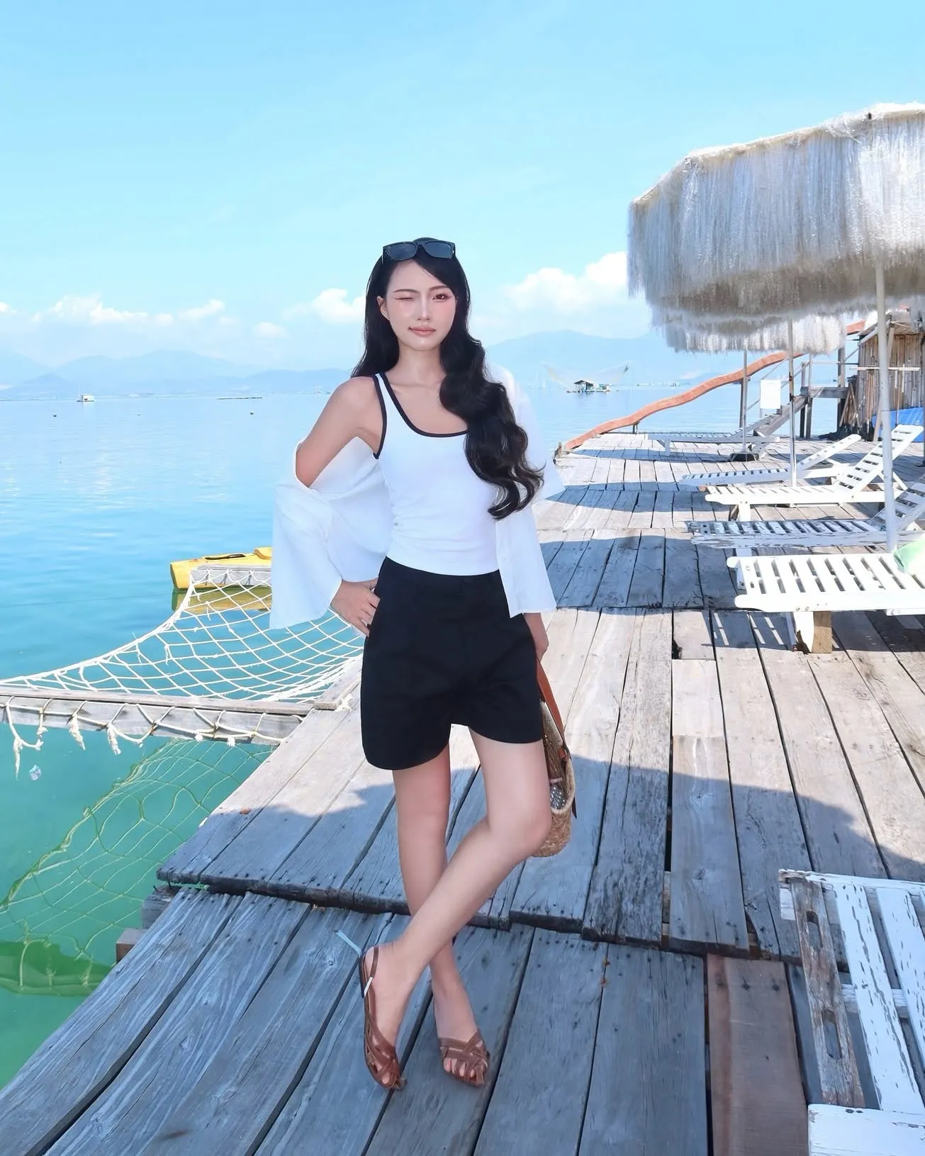 Áo tanktop phối quần short trẻ trung cho chuyến tham quan cảnh đẹp Vịnh Lan Hạ