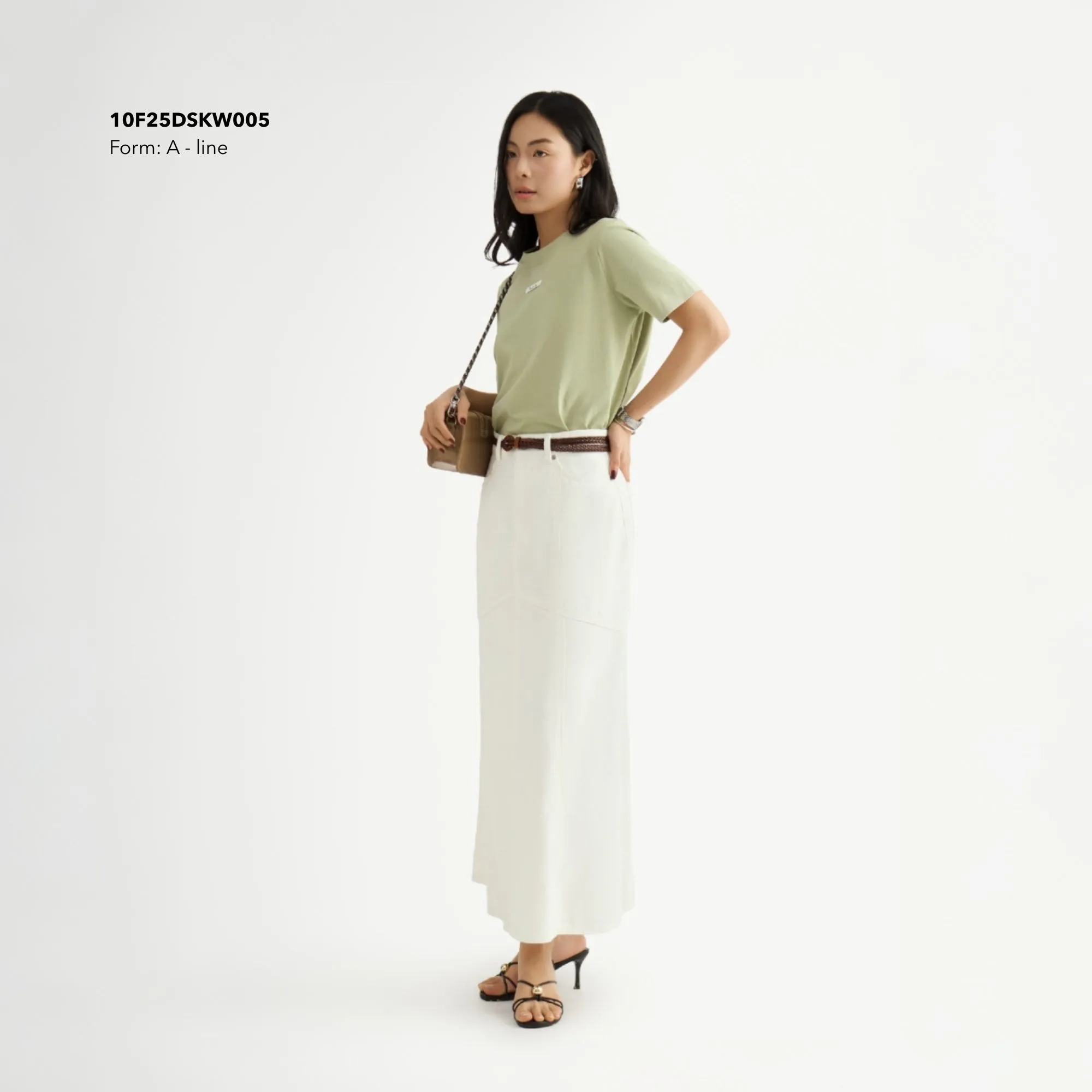 Outfit mix áo thun màu xanh bơ và chân váy jean midi