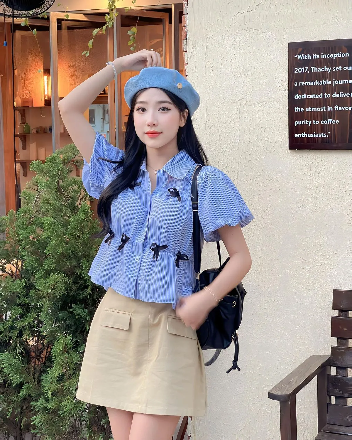 Áo kiểu màu xanh nước biển mix chân váy màu be cực kỳ hợp (Nguồn: Internet)