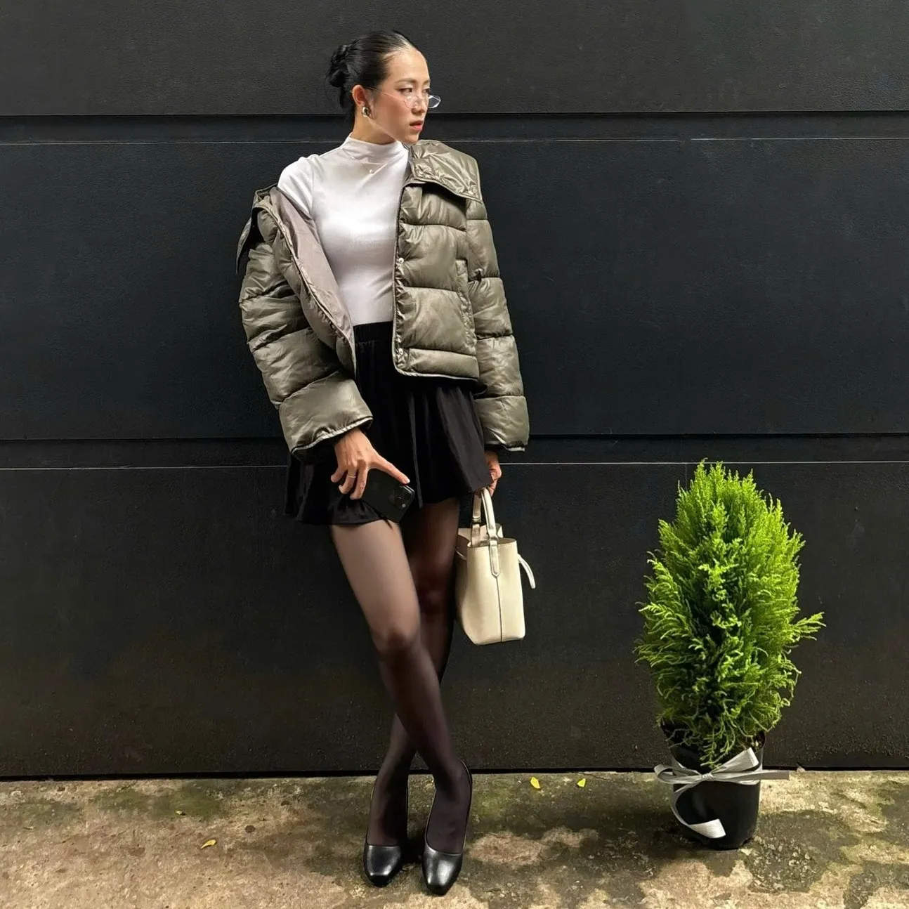 Xanh rêu có thể dễ dàng mix & match với nhiều màu sắc khác trong tủ đồ (Nguồn: Routine)